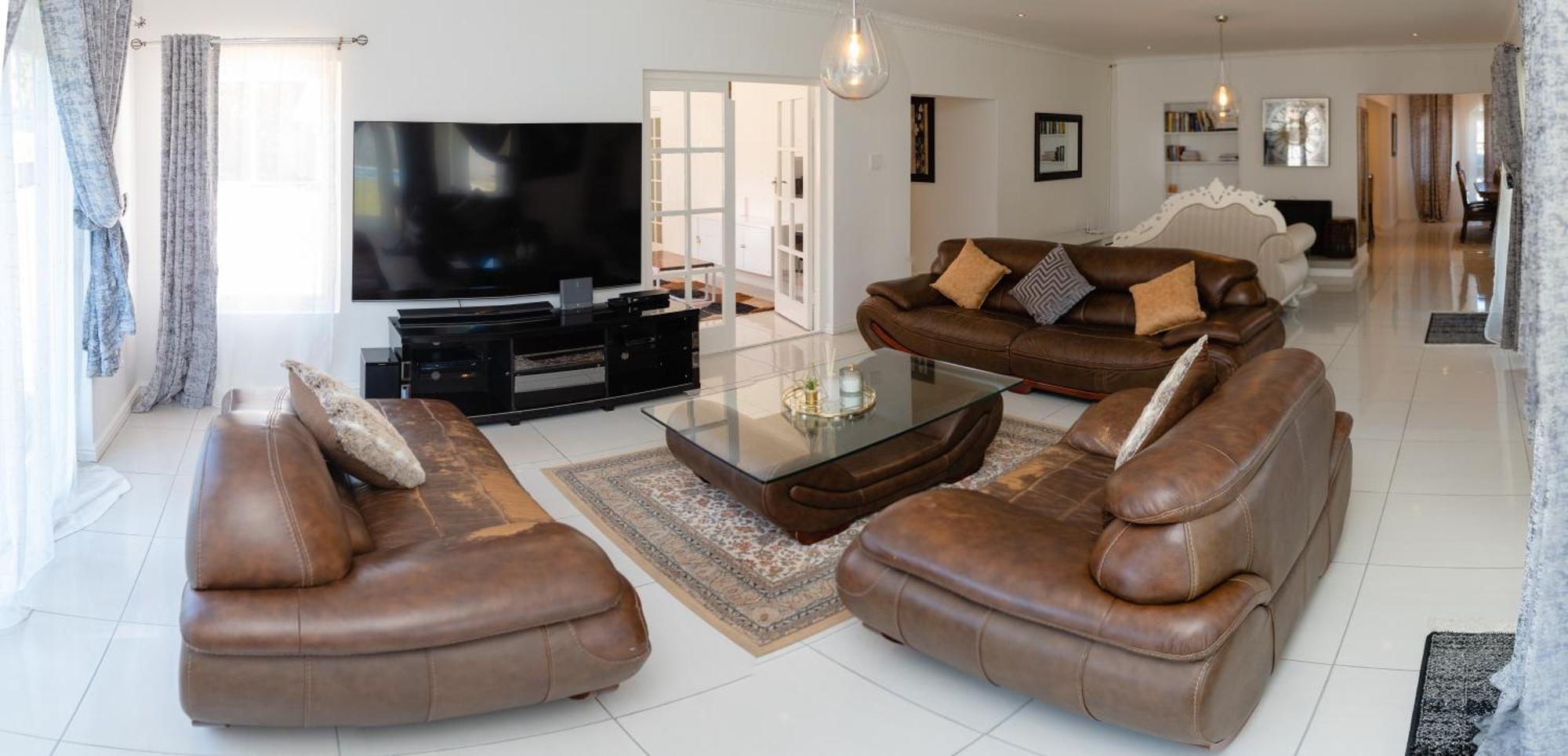 Queen Julie Constantia Main House Holiday home *